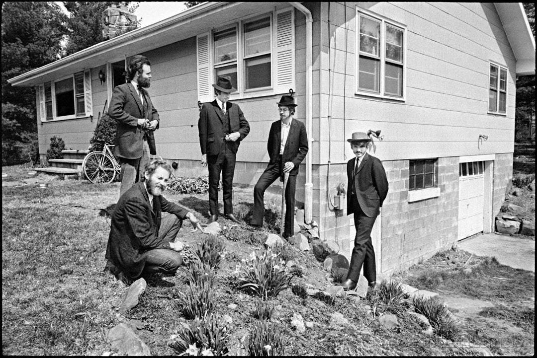 232 – The Band, in front of Big Pink, Easter Sunday, West Saugerties, NY, 1968 - Elliott Landy (Copy) - Retroactv Merch Inc.