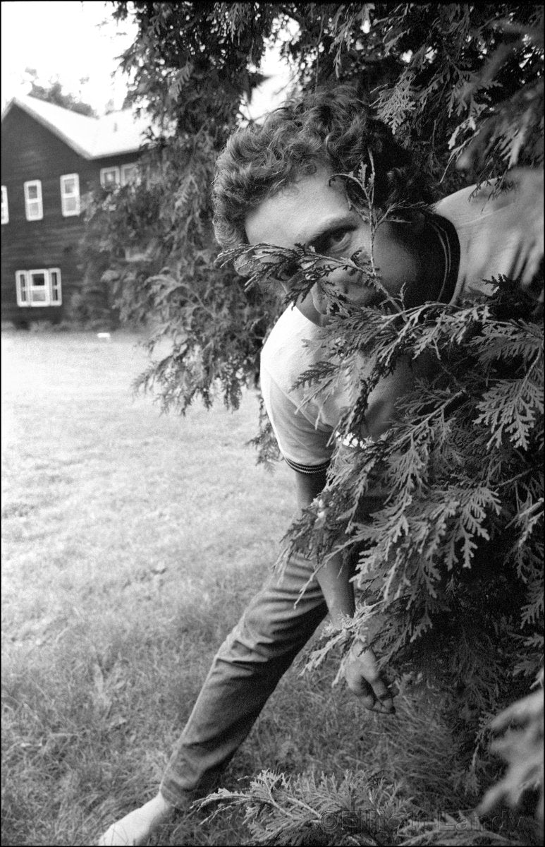 344 – Bob Dylan, “Take one like this!” Ohayo Mountain Road home, Woodstock, NY, 1969 - Elliott Landy - Retroactv Merch Inc.