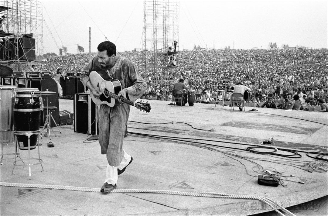 370 – Richie Havens, Woodstock Festival, Bethel, NY, 1969 - Elliott Landy - Retroactv Merch Inc.