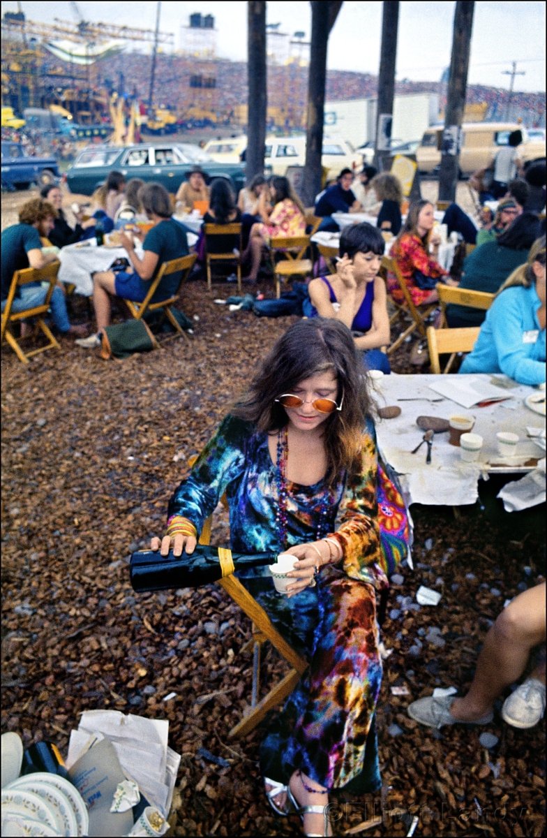 401 – Janis Joplin, in the performer’s pavilion, Woodstock Festival, Bethel, NY, 1969 - Elliott Landy - Retroactv Merch Inc.